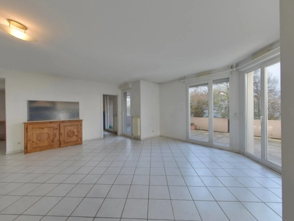 Appartement T5 avec grande terrasse, garage et cave à Échirolles près de Grenoble