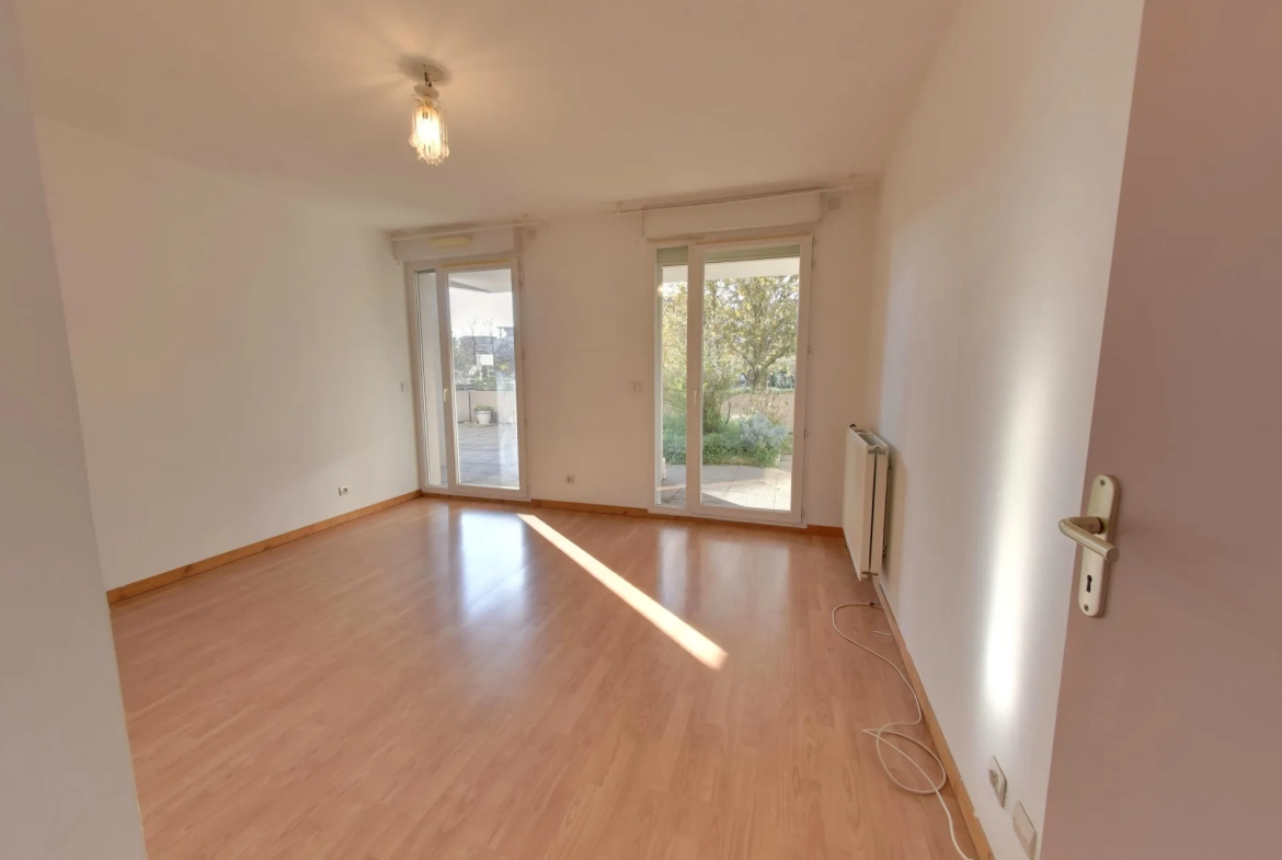 Appartement T5 avec grande terrasse, garage et cave à Échirolles près de Grenoble 