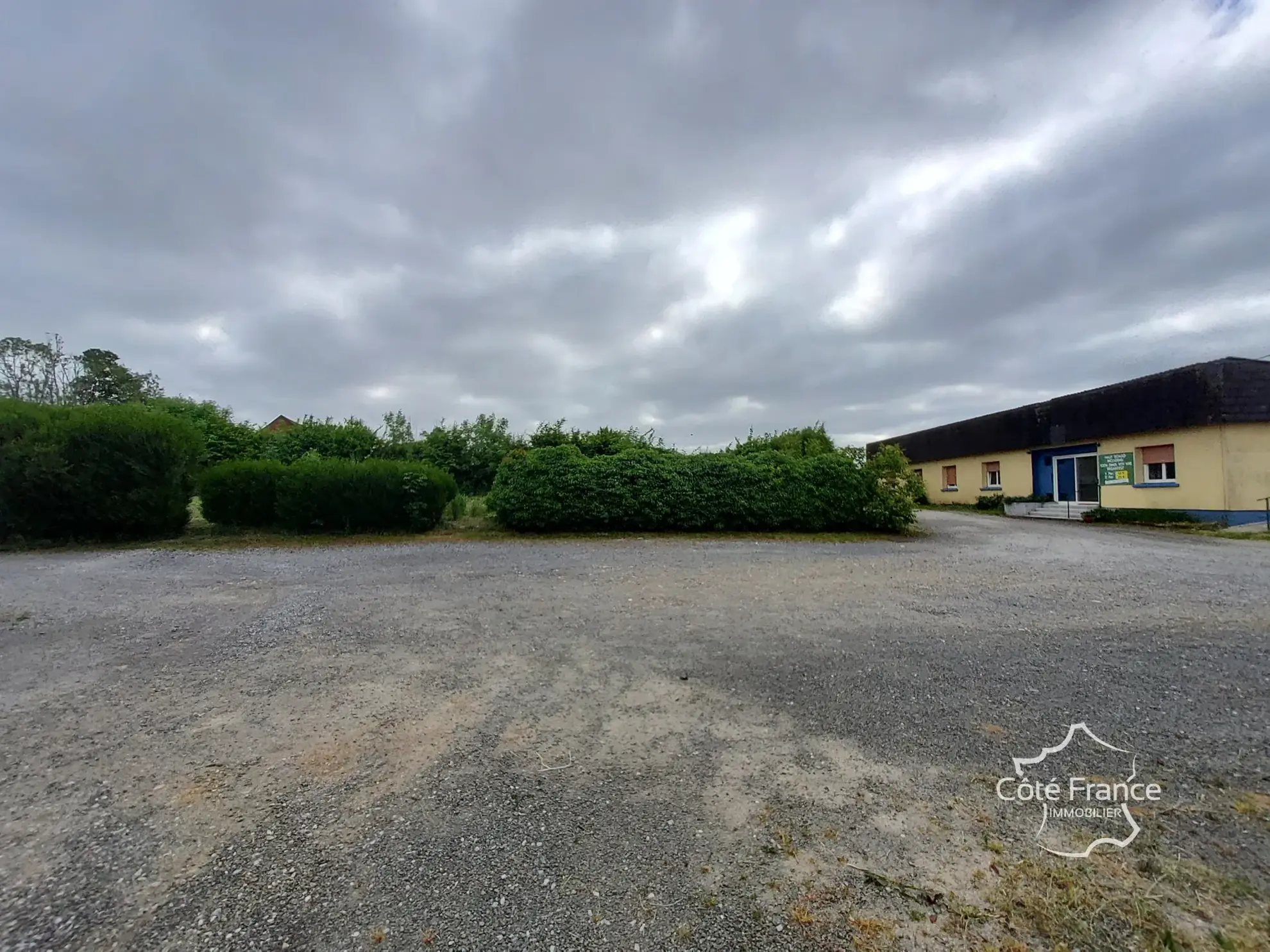 Ensemble immobilier avec fort potentiel à Neuville-Lez-Beaulieu (08) 