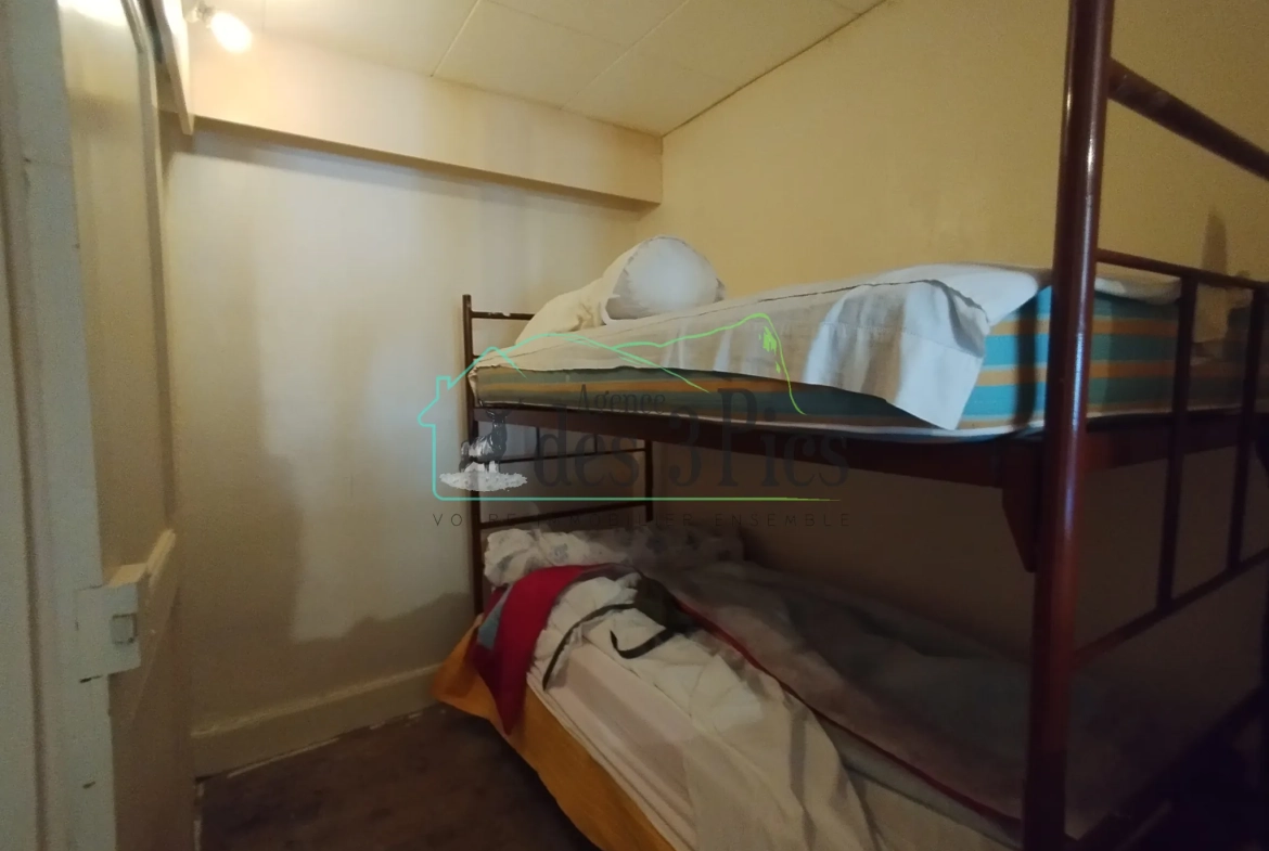 Maison T3 à rénover avec grange à Seix, idéal premier achat ou investissement saisonnier 