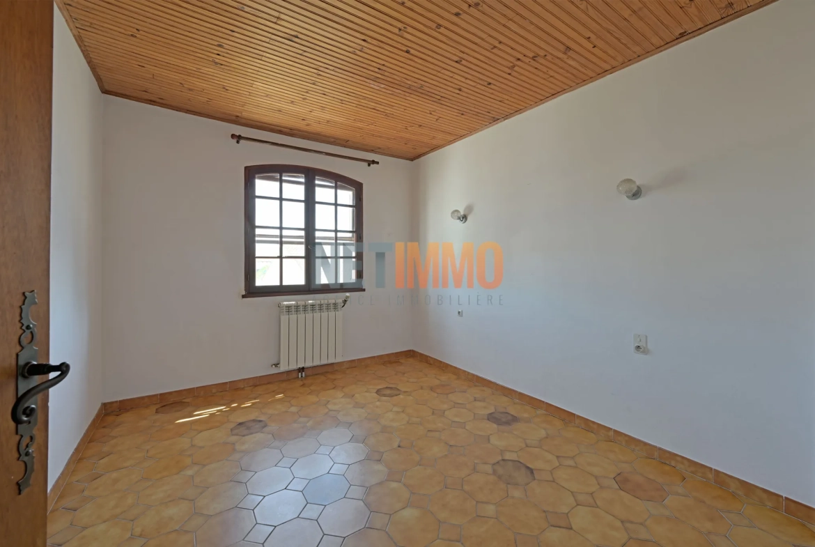 Villa à Gallician de 110 m² avec grand garage, terrain arboré, et potentiel de rénovation 