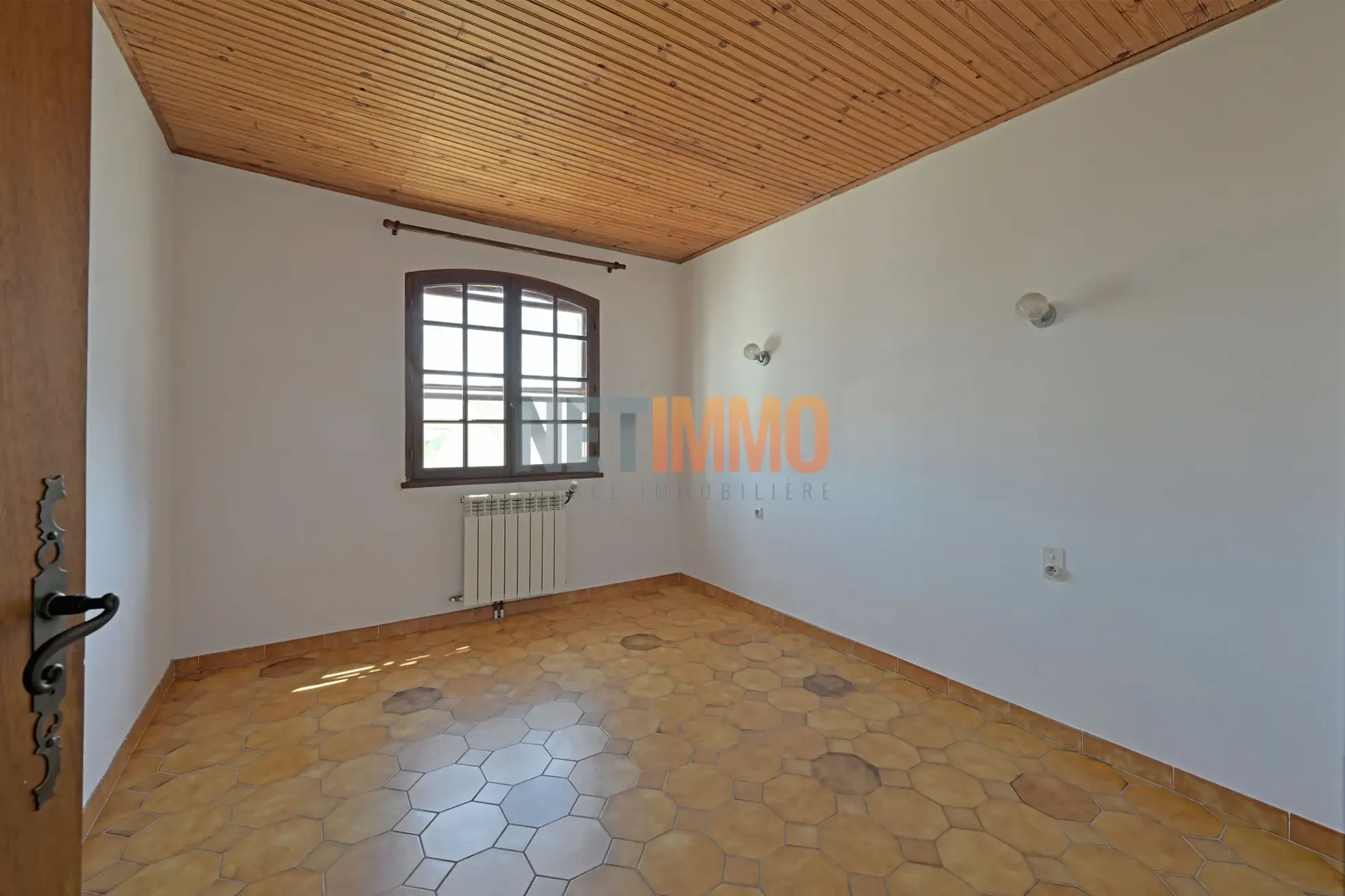 Villa à Gallician de 110 m² avec grand garage, terrain arboré, et potentiel de rénovation 