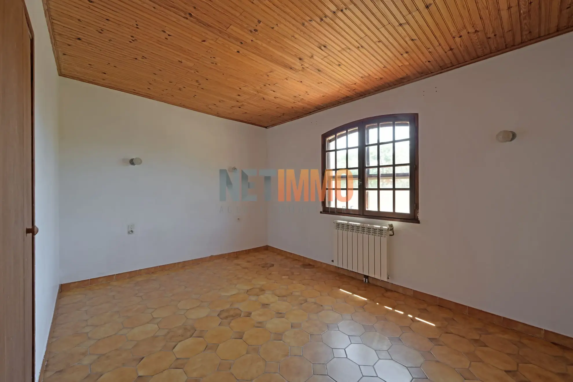 Villa à Gallician de 110 m² avec grand garage, terrain arboré, et potentiel de rénovation 