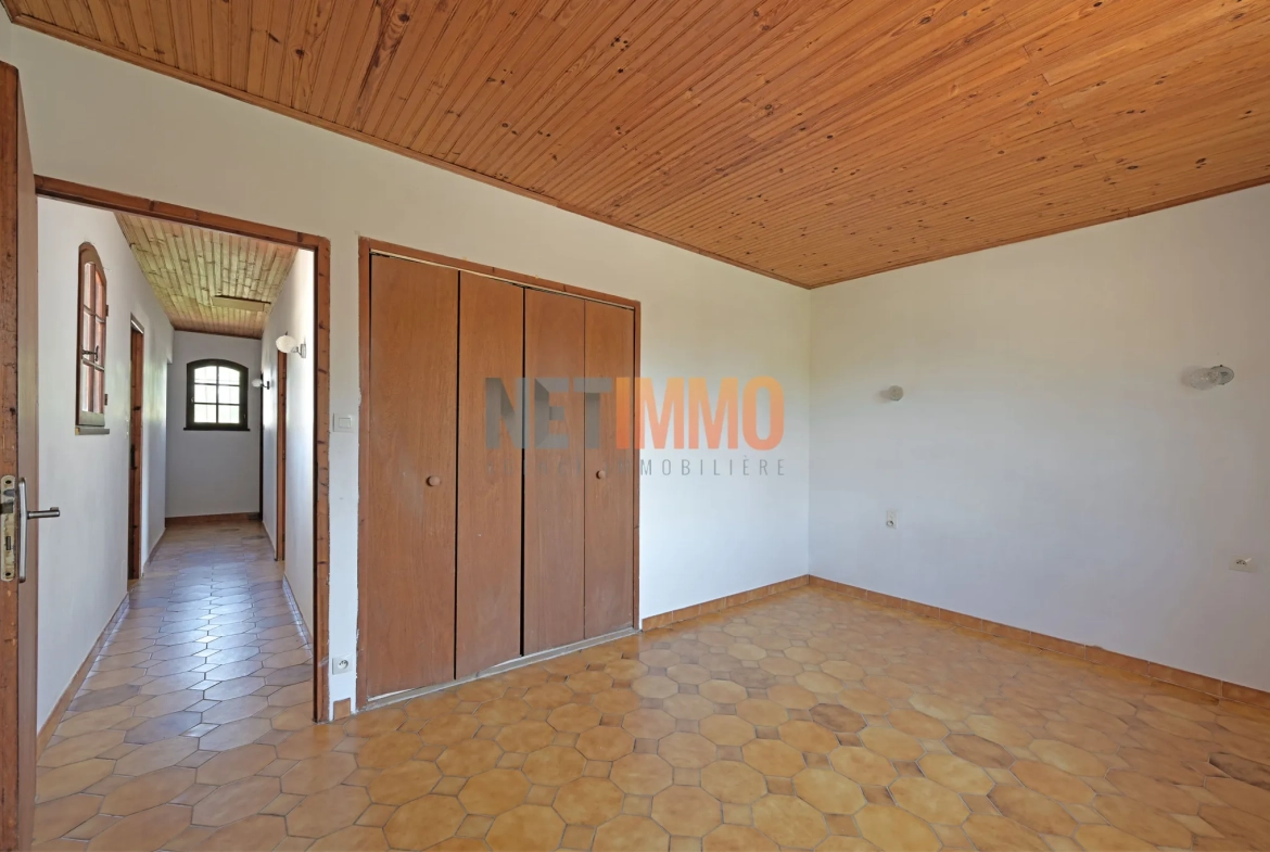 Villa à Gallician de 110 m² avec grand garage, terrain arboré, et potentiel de rénovation 