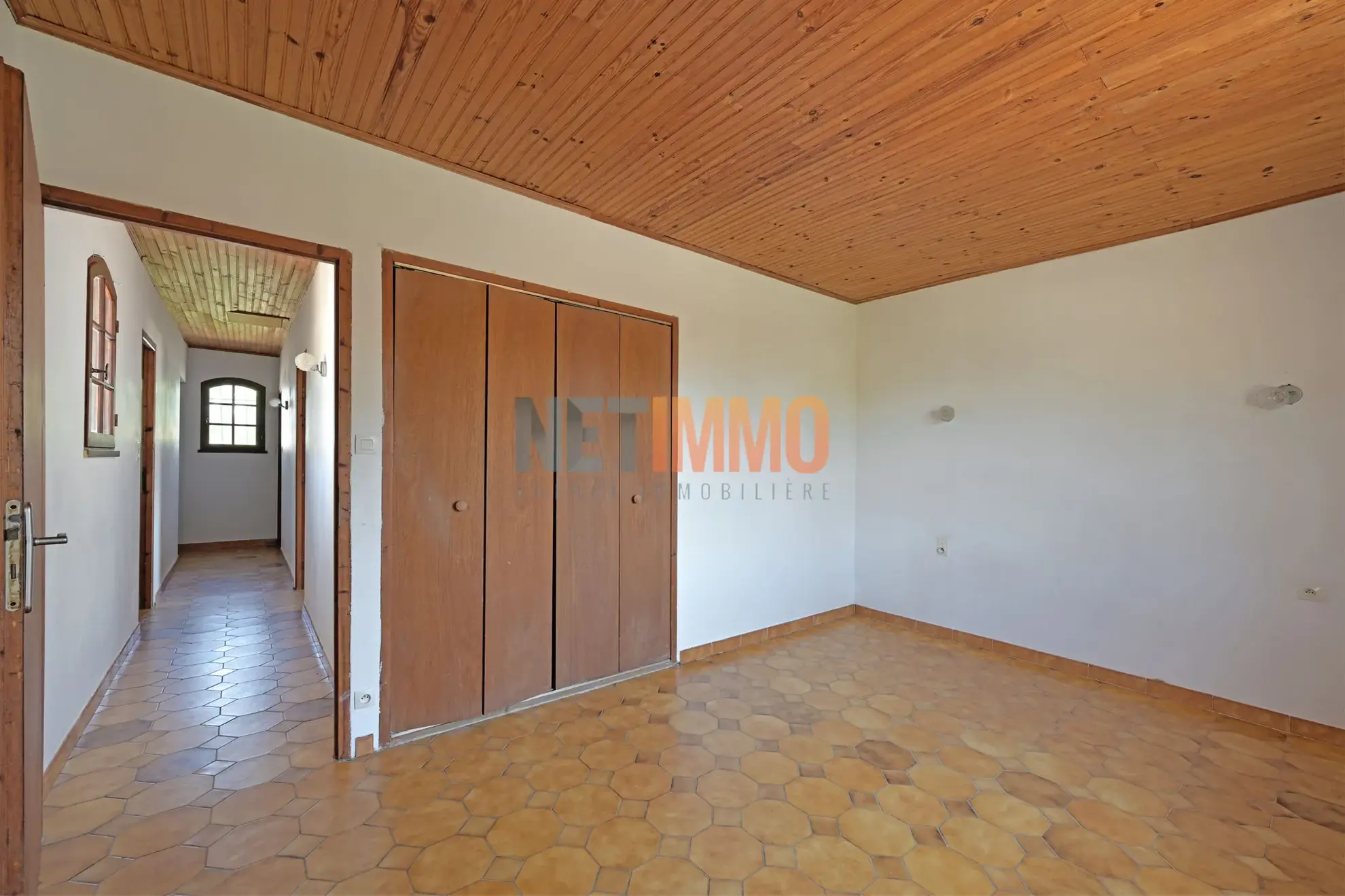 Villa à Gallician de 110 m² avec grand garage, terrain arboré, et potentiel de rénovation 