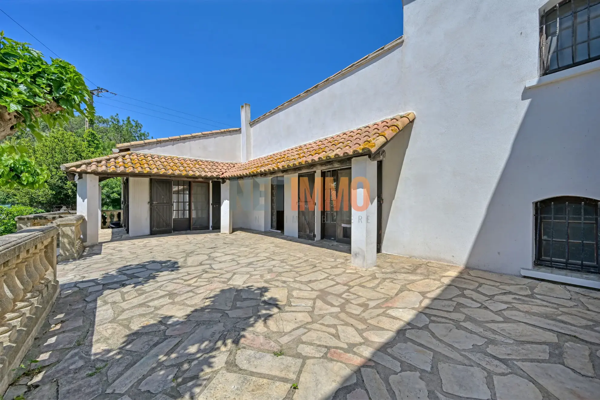 Villa à Gallician de 110 m² avec grand garage, terrain arboré, et potentiel de rénovation 