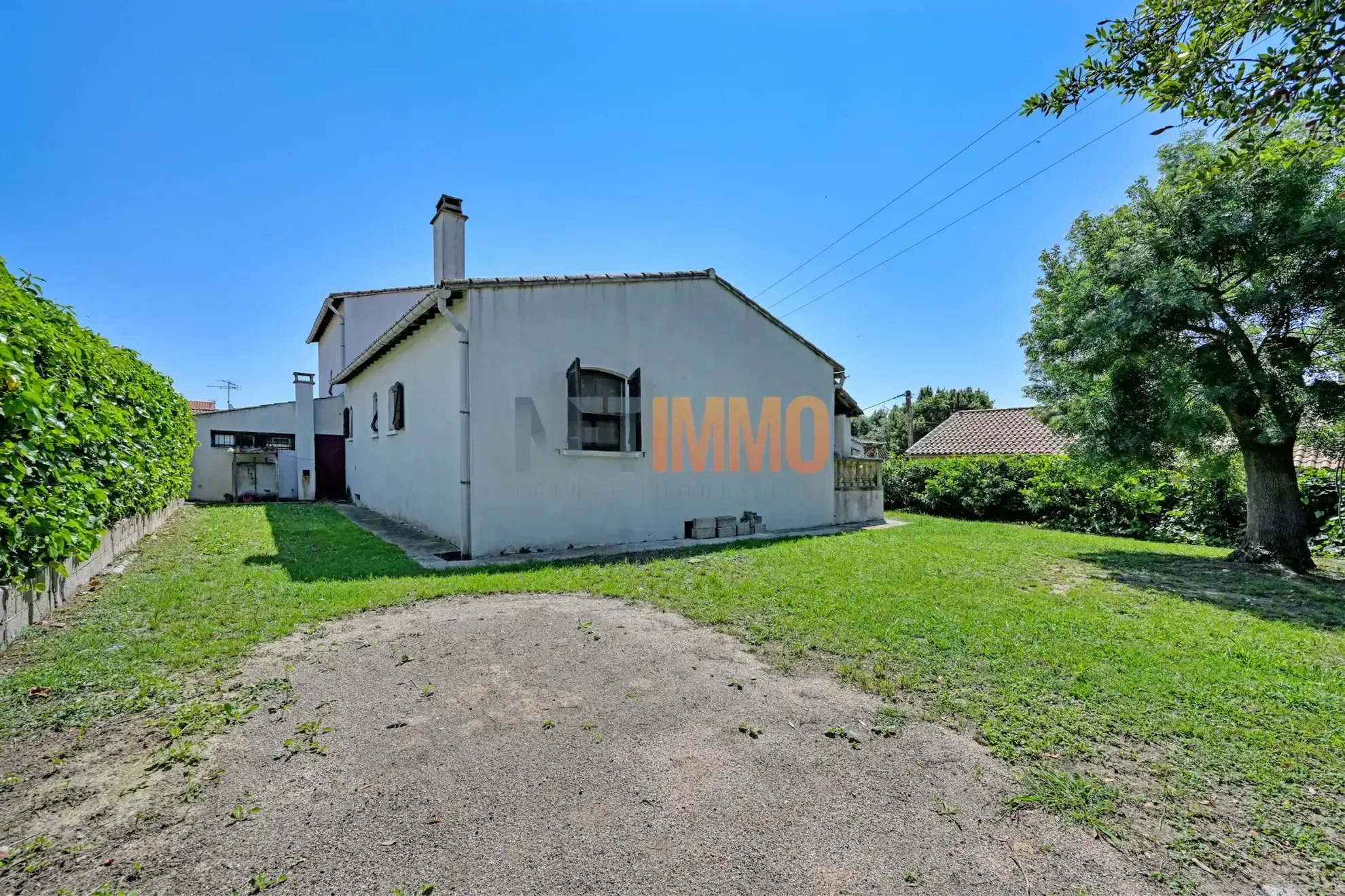 Villa à Gallician de 110 m² avec grand garage, terrain arboré, et potentiel de rénovation 