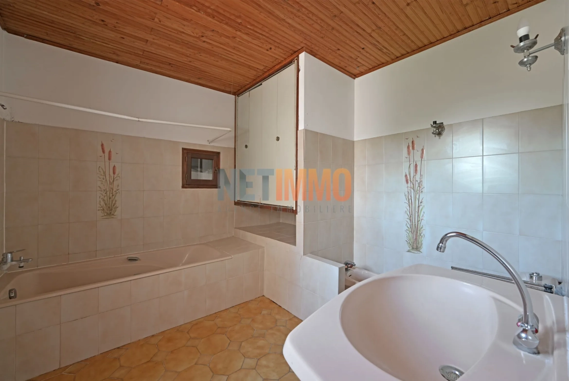 Villa à Gallician de 110 m² avec grand garage, terrain arboré, et potentiel de rénovation 