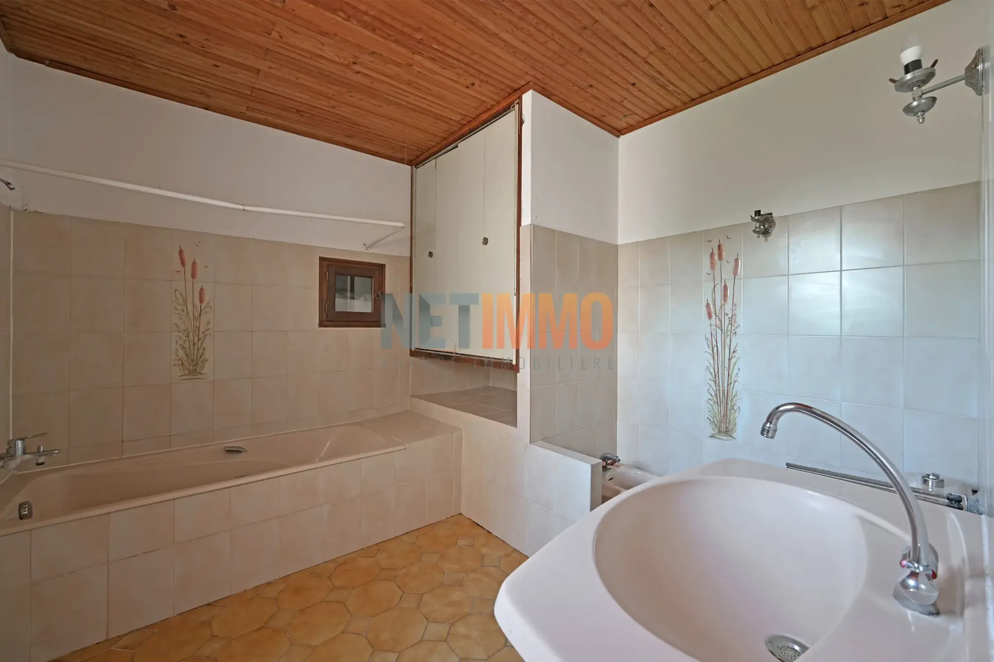 Villa à Gallician de 110 m² avec grand garage, terrain arboré, et potentiel de rénovation 