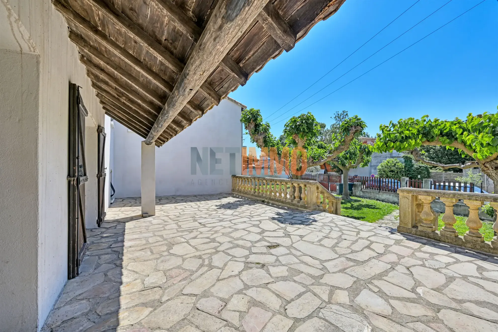Villa à Gallician de 110 m² avec grand garage, terrain arboré, et potentiel de rénovation 