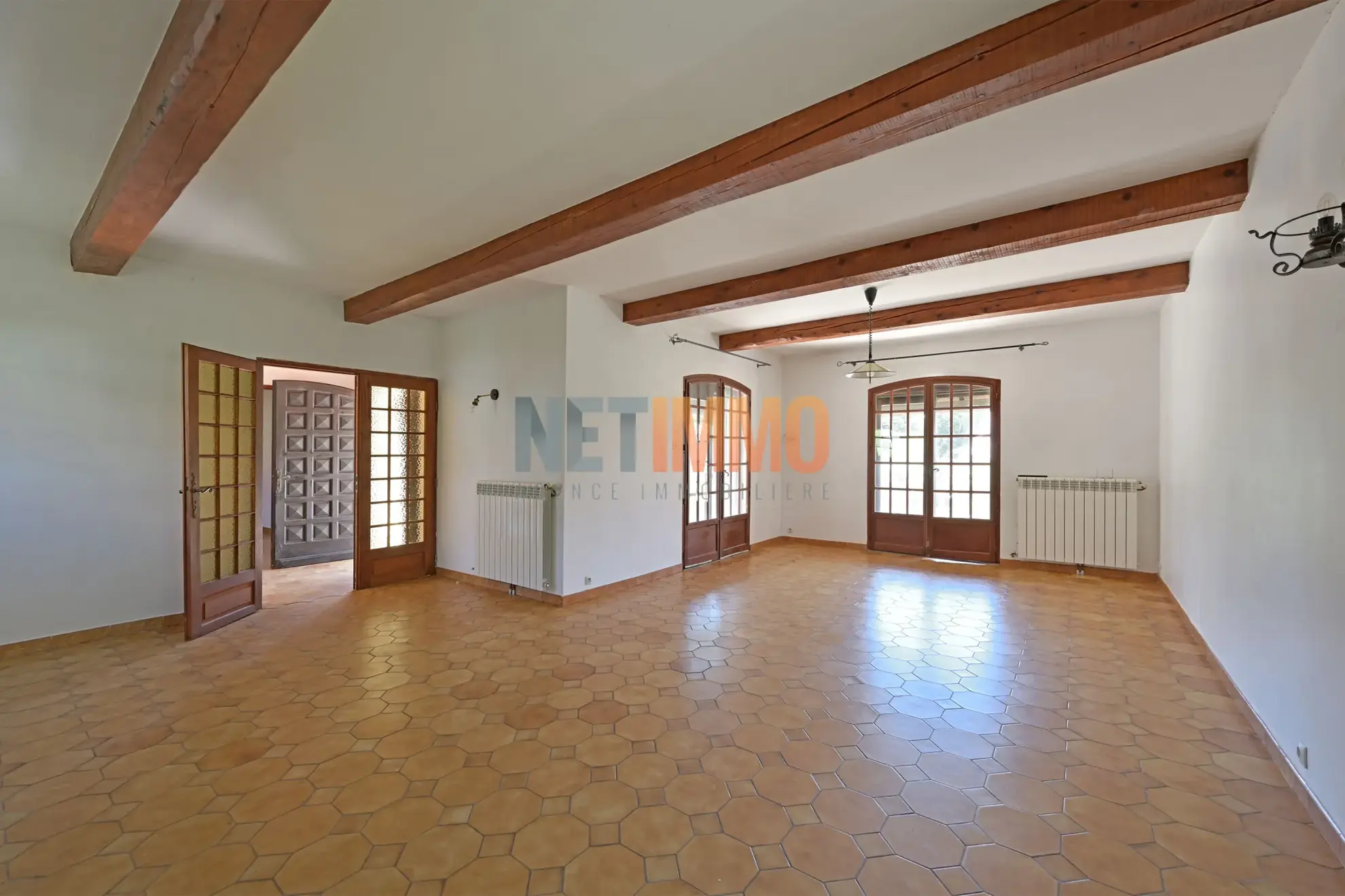 Villa à Gallician de 110 m² avec grand garage, terrain arboré, et potentiel de rénovation 