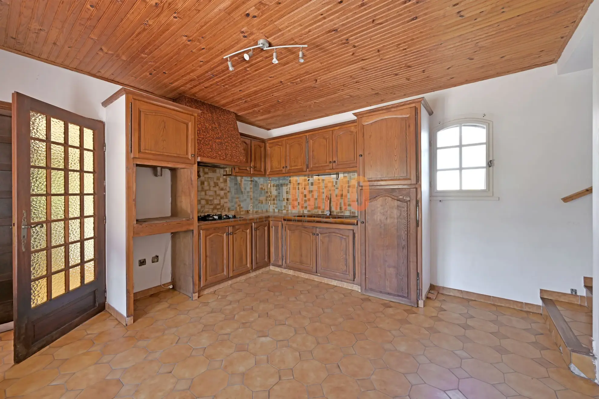Villa à Gallician de 110 m² avec grand garage, terrain arboré, et potentiel de rénovation 
