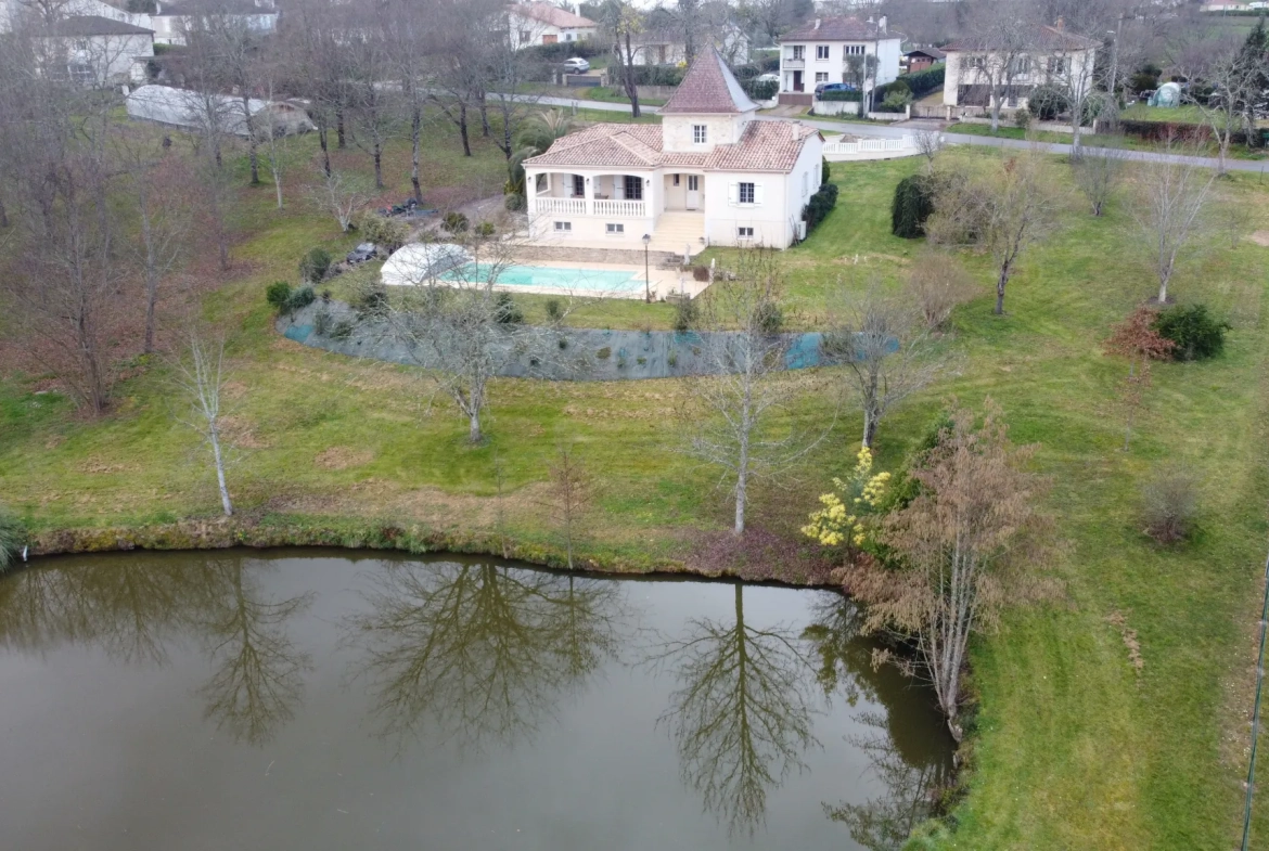 Maison 4 chambres à Cocumont avec piscine et vue sur la vallée 