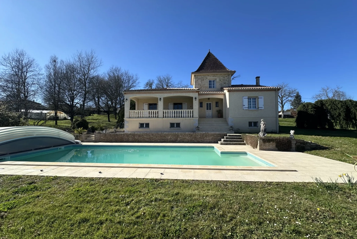 Maison 4 chambres à Cocumont avec piscine et vue sur la vallée 