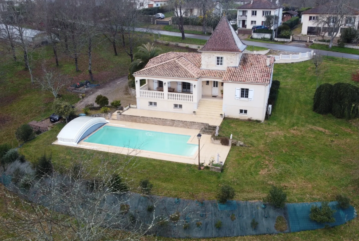 Maison 4 chambres à Cocumont avec piscine et vue sur la vallée 