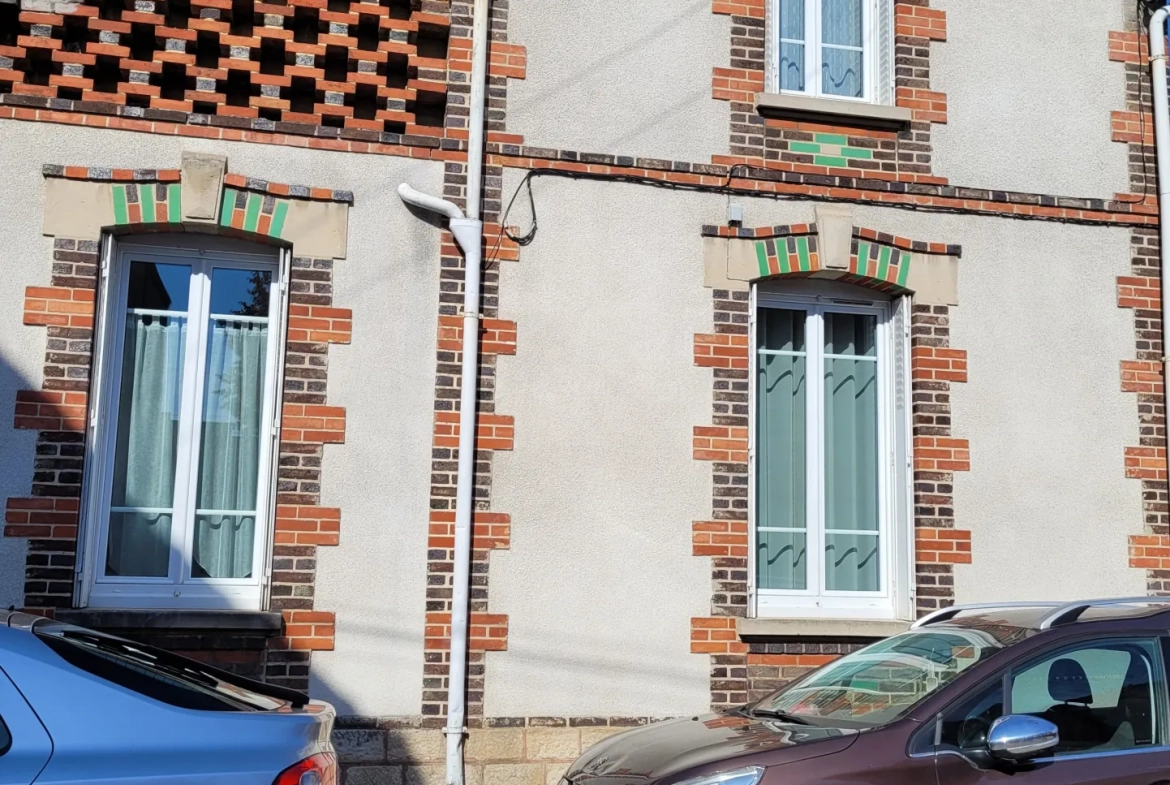 Maison de ville rénovée à Sainte-Savine avec jardin et 2 grandes chambres 