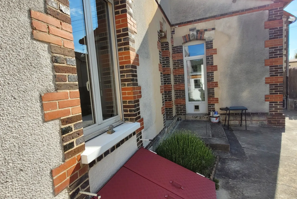Maison de ville rénovée à Sainte-Savine avec jardin et 2 grandes chambres 