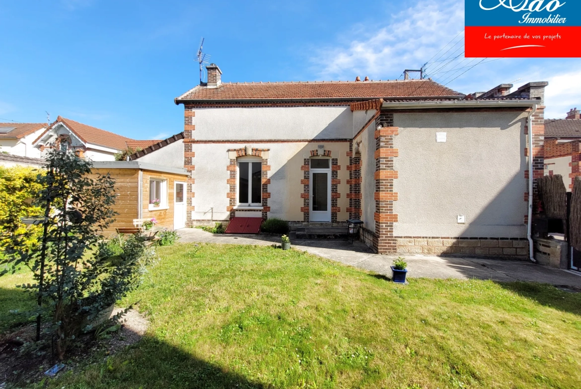 Maison de ville rénovée à Sainte-Savine avec jardin et 2 grandes chambres 