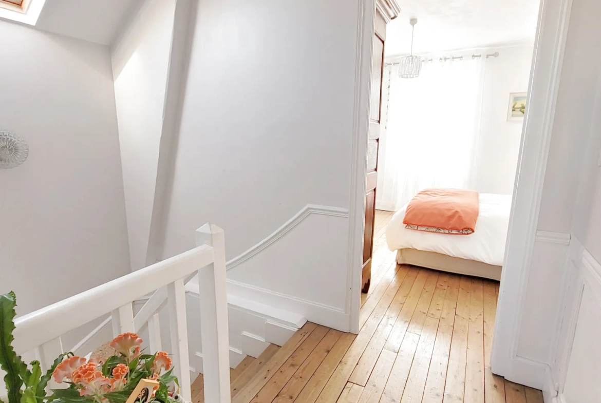 Maison de ville rénovée à Sainte-Savine avec jardin et 2 grandes chambres 