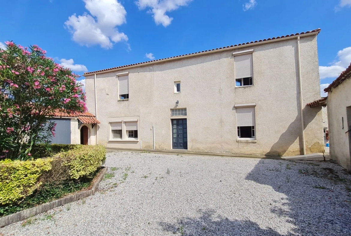 Maison familiale à vendre près de Ste Hermine - 167 m² avec jardin et dépendances 