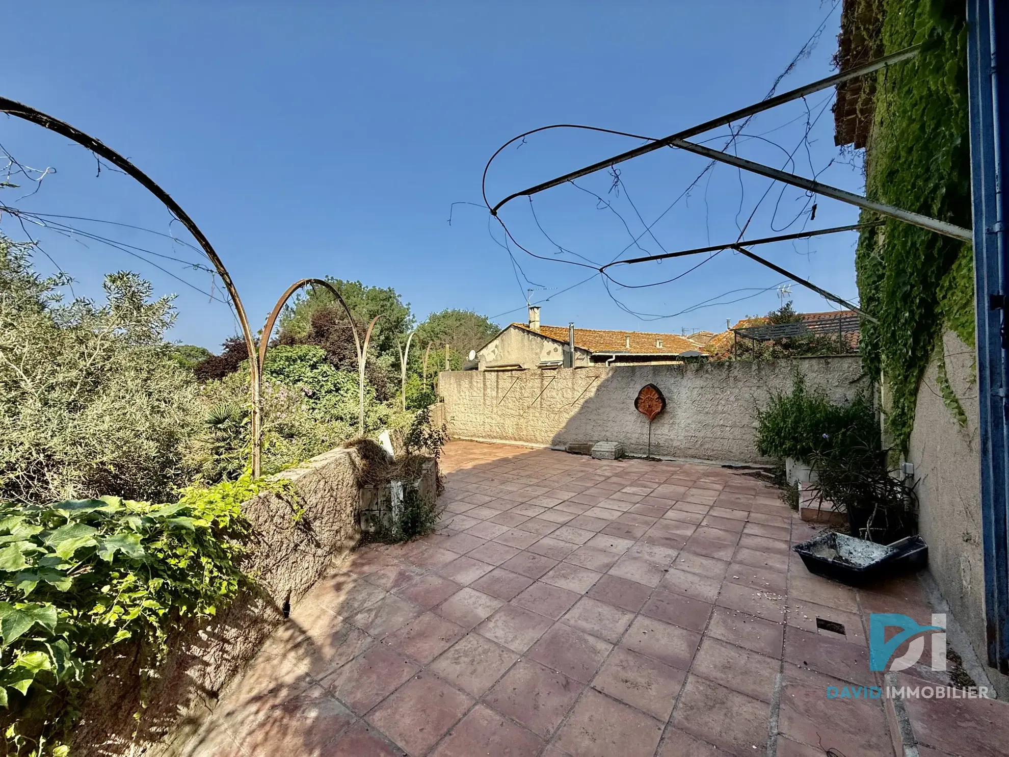 Maison vigneronne à Saint-Thibéry avec garage, terrasses et potentiel d’aménagement 