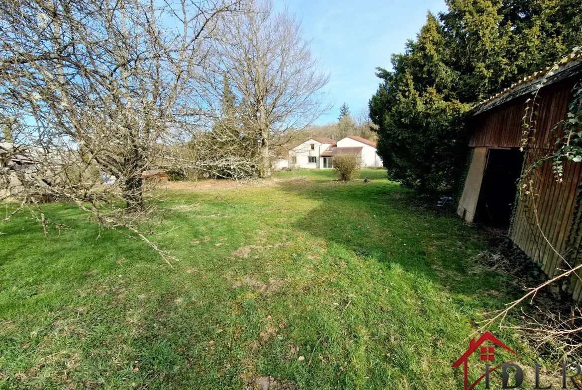 Maison d'architecte à rénover de 111 m2 avec grand terrain à Bourbonne-les-Bains 