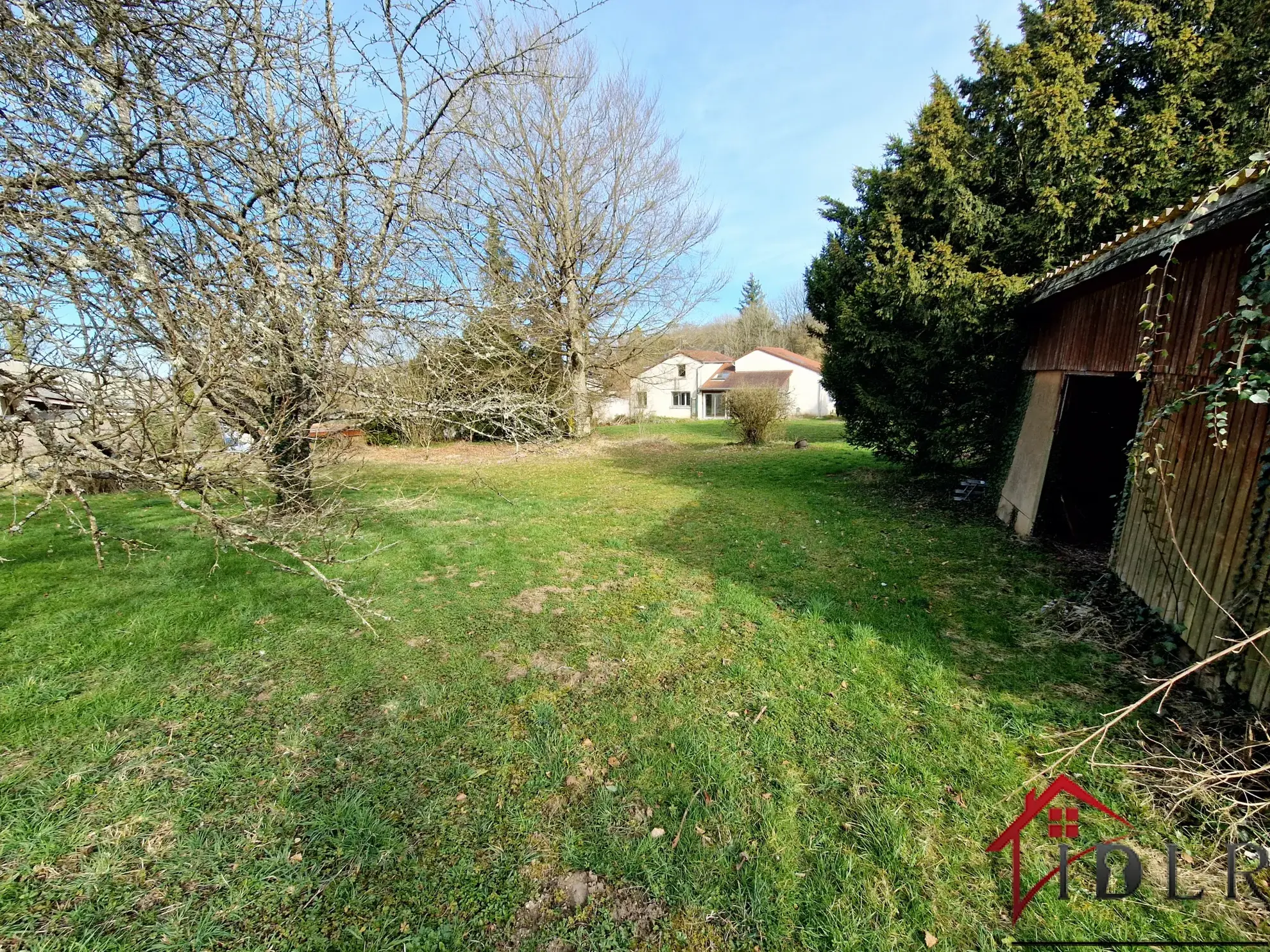 Maison d'architecte à rénover de 111 m2 avec grand terrain à Bourbonne-les-Bains 