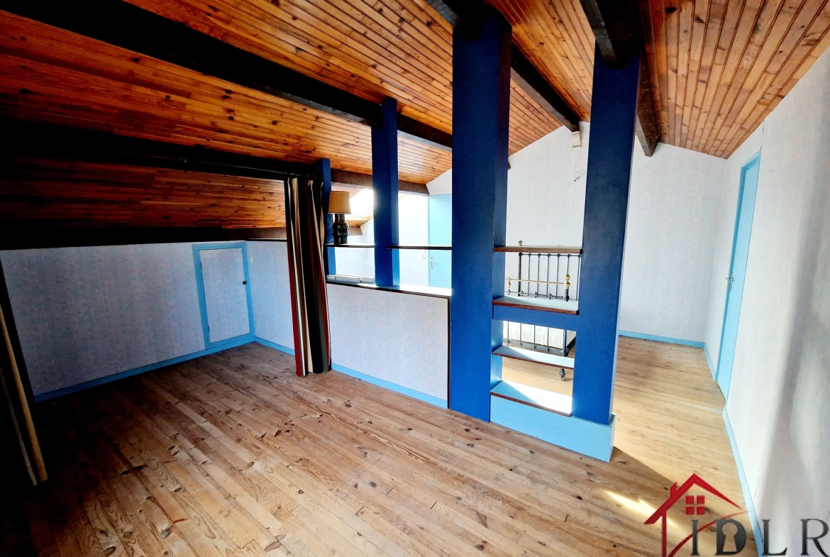 Maison d'architecte à rénover de 111 m2 avec grand terrain à Bourbonne-les-Bains 