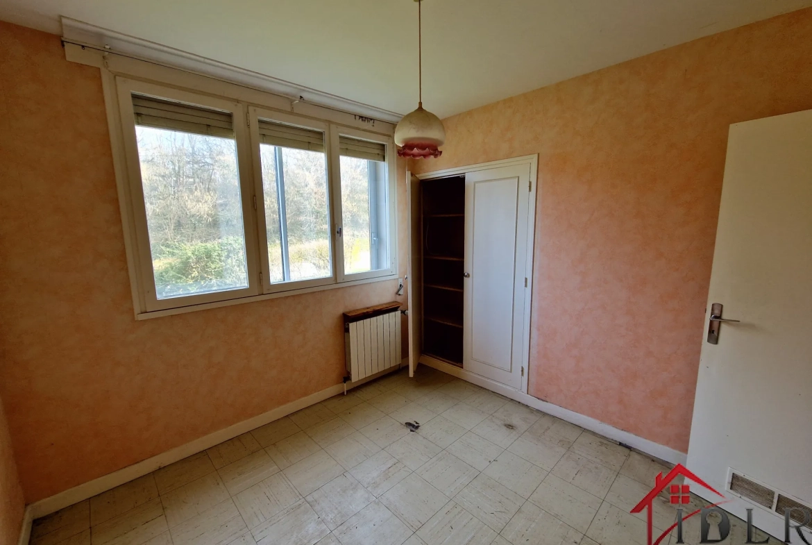 Maison d'architecte à rénover de 111 m2 avec grand terrain à Bourbonne-les-Bains 