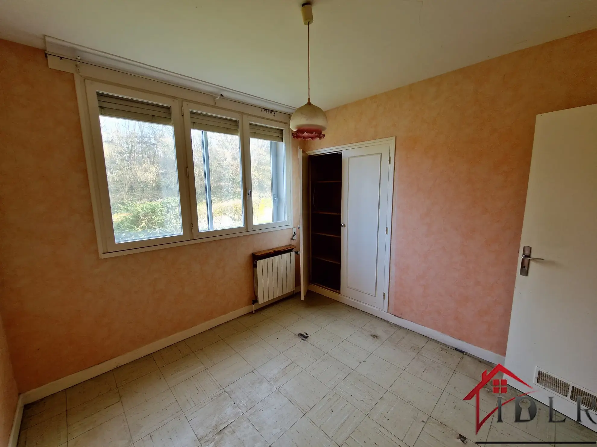 Maison d'architecte à rénover de 111 m2 avec grand terrain à Bourbonne-les-Bains 