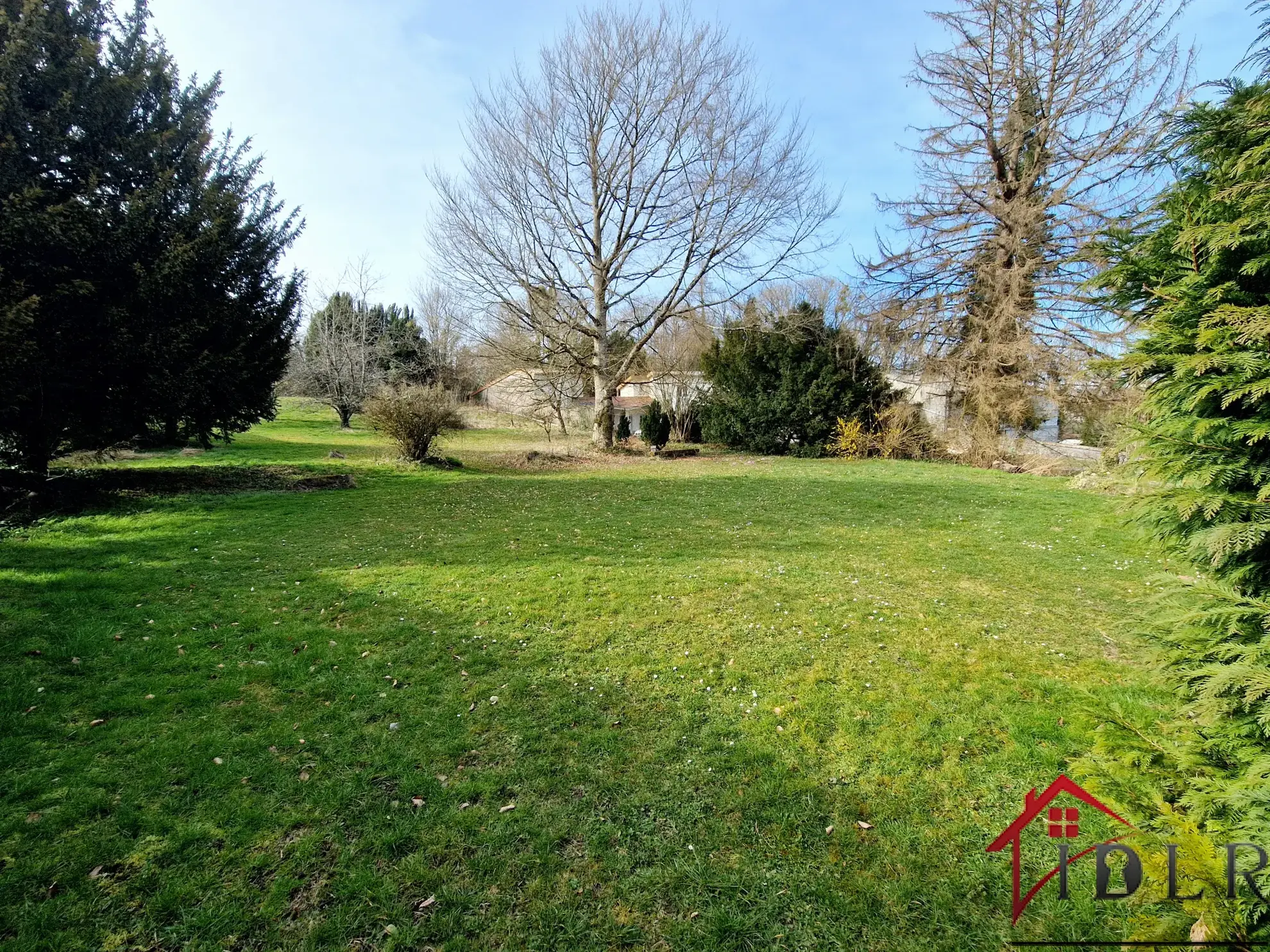 Maison d'architecte à rénover de 111 m2 avec grand terrain à Bourbonne-les-Bains 