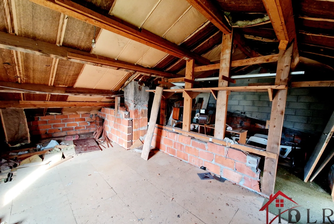 Maison d'architecte à rénover de 111 m2 avec grand terrain à Bourbonne-les-Bains 