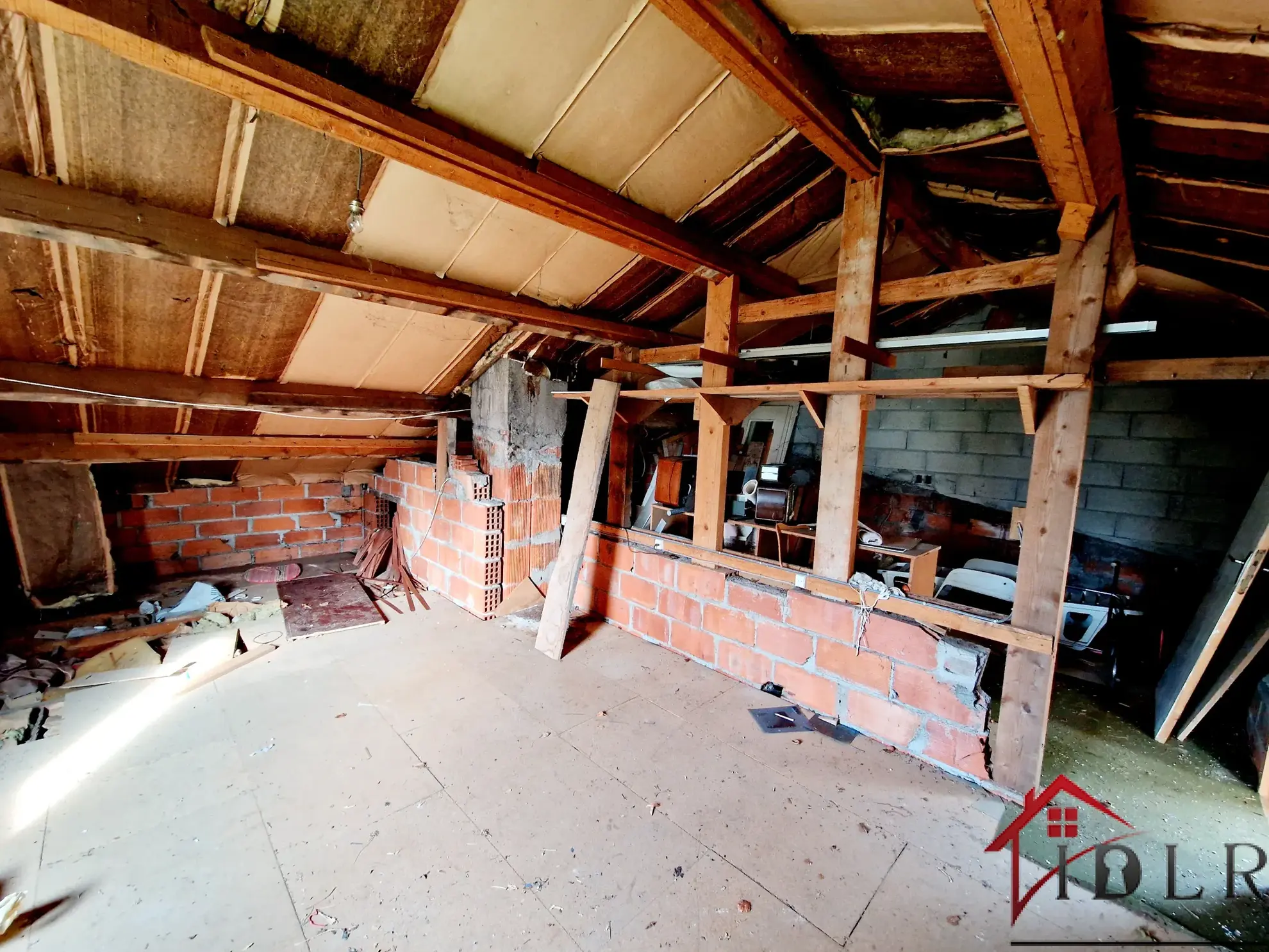 Maison d'architecte à rénover de 111 m2 avec grand terrain à Bourbonne-les-Bains 