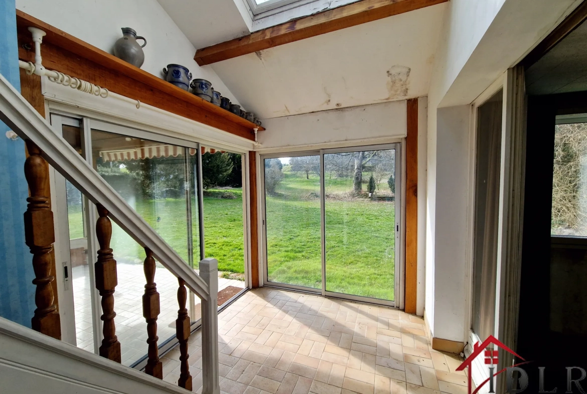 Maison d'architecte à rénover de 111 m2 avec grand terrain à Bourbonne-les-Bains 