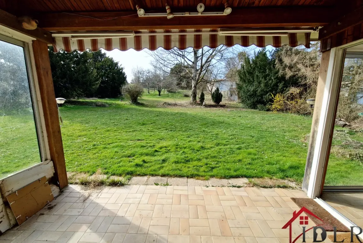Maison d'architecte à rénover de 111 m2 avec grand terrain à Bourbonne-les-Bains 