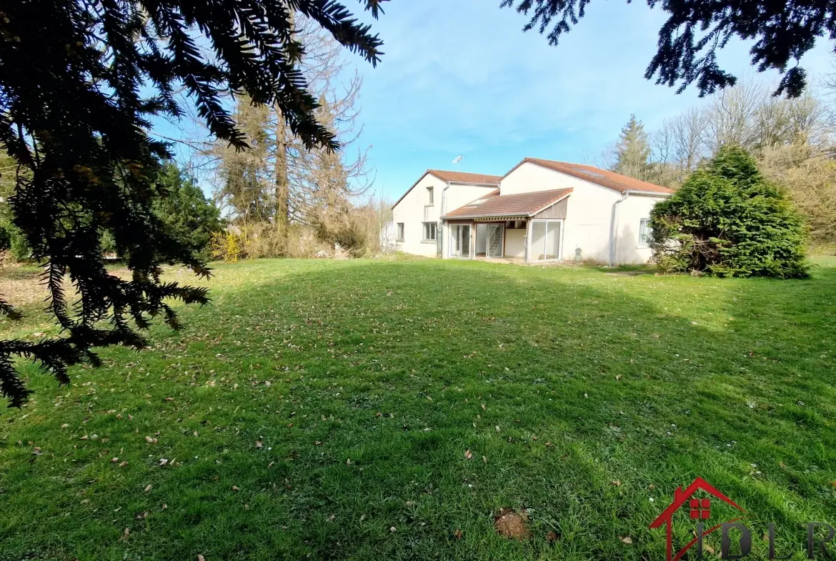 Maison d'architecte à rénover de 111 m2 avec grand terrain à Bourbonne-les-Bains 