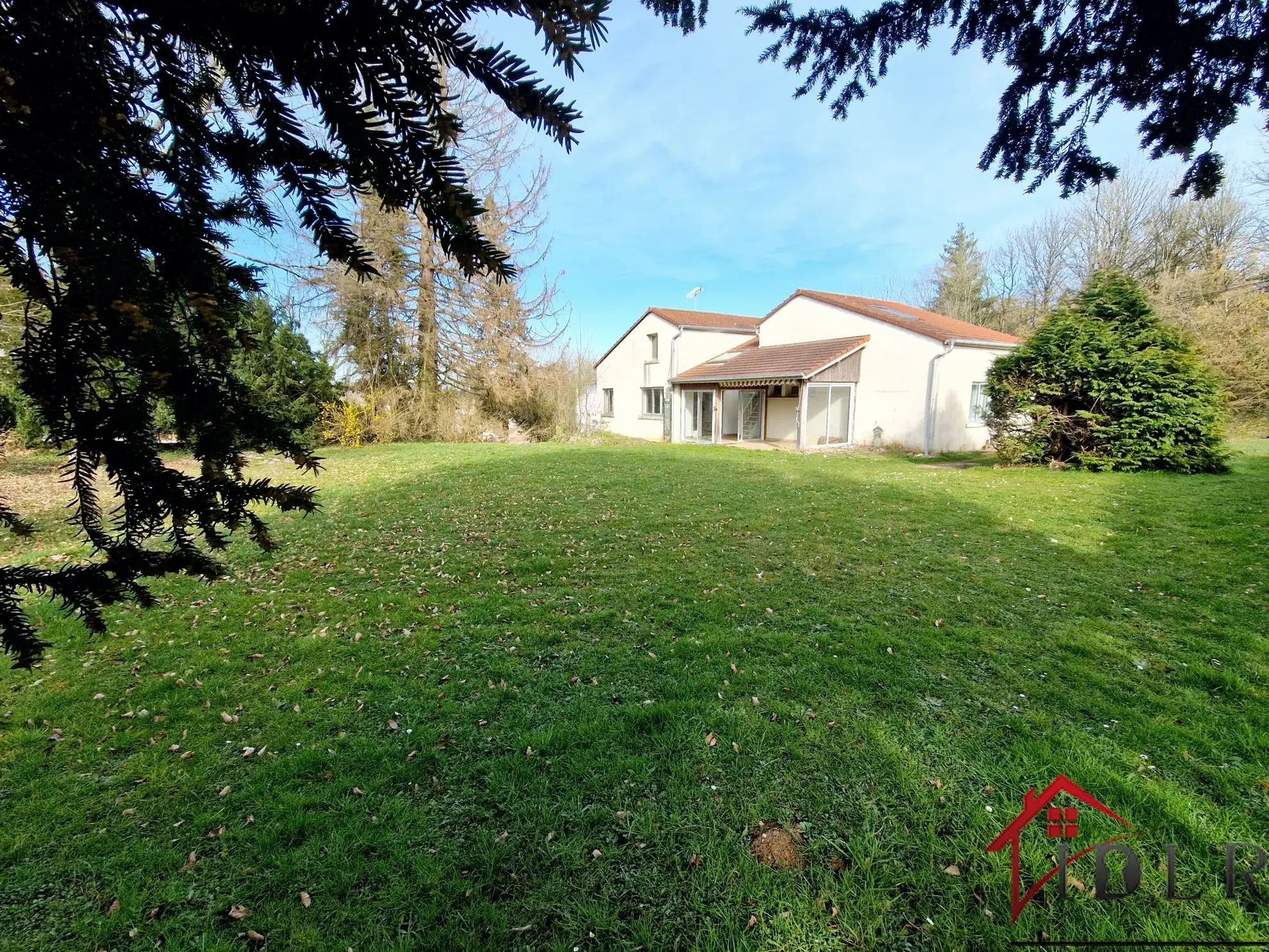 Maison d'architecte à rénover de 111 m2 avec grand terrain à Bourbonne-les-Bains 