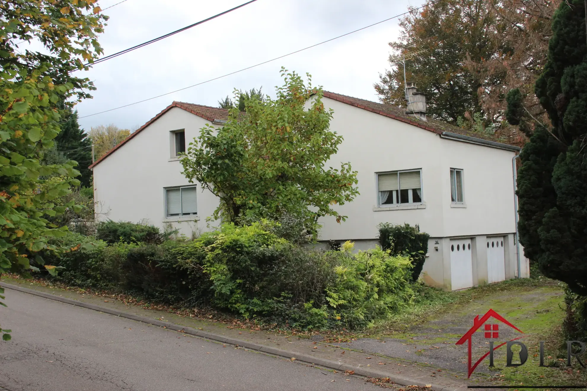 Maison d'architecte à rénover de 111 m2 avec grand terrain à Bourbonne-les-Bains 