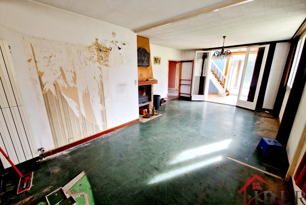 Maison d'architecte à rénover de 111 m2 avec grand terrain à Bourbonne-les-Bains 