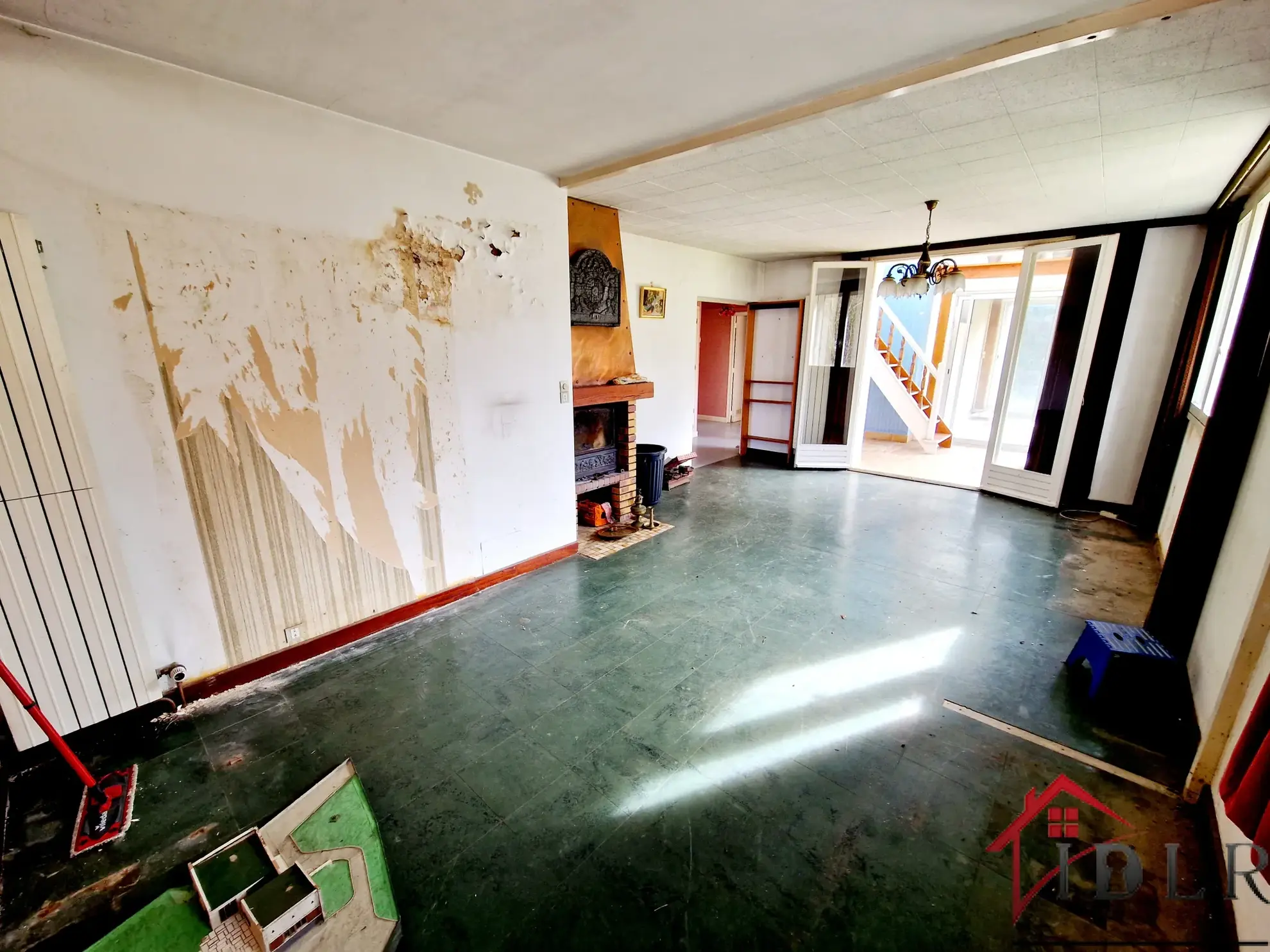 Maison d'architecte à rénover de 111 m2 avec grand terrain à Bourbonne-les-Bains 