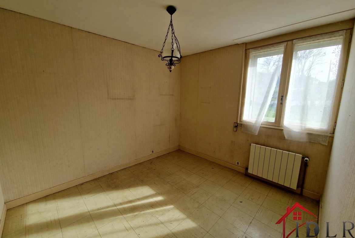 Maison d'architecte à rénover de 111 m2 avec grand terrain à Bourbonne-les-Bains 