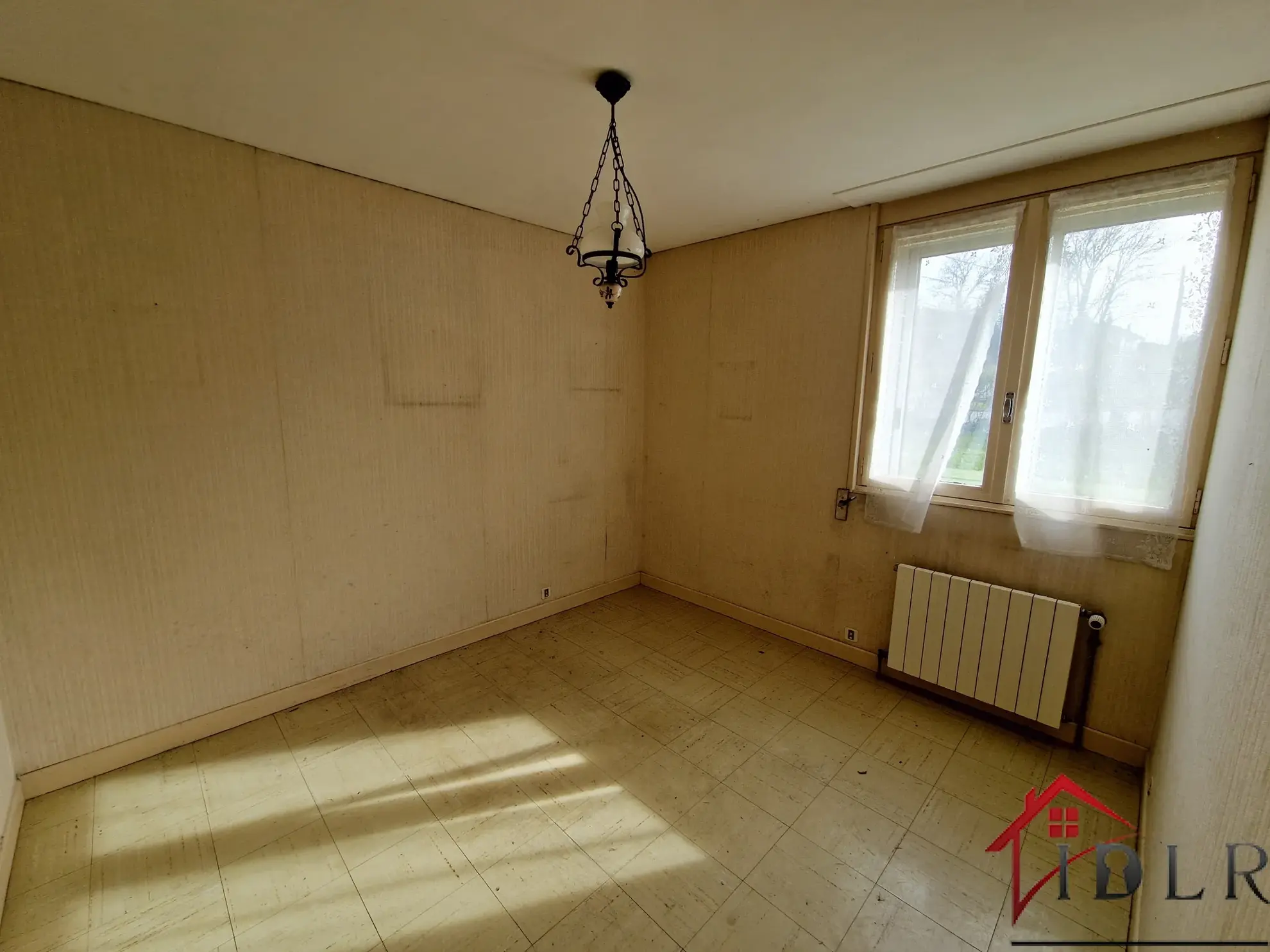 Maison d'architecte à rénover de 111 m2 avec grand terrain à Bourbonne-les-Bains 