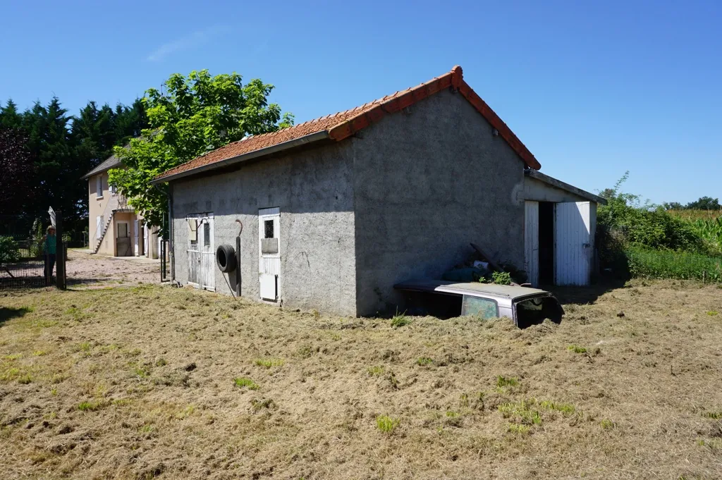 Maison avec dépendances à Le Donjon, environnement calme 