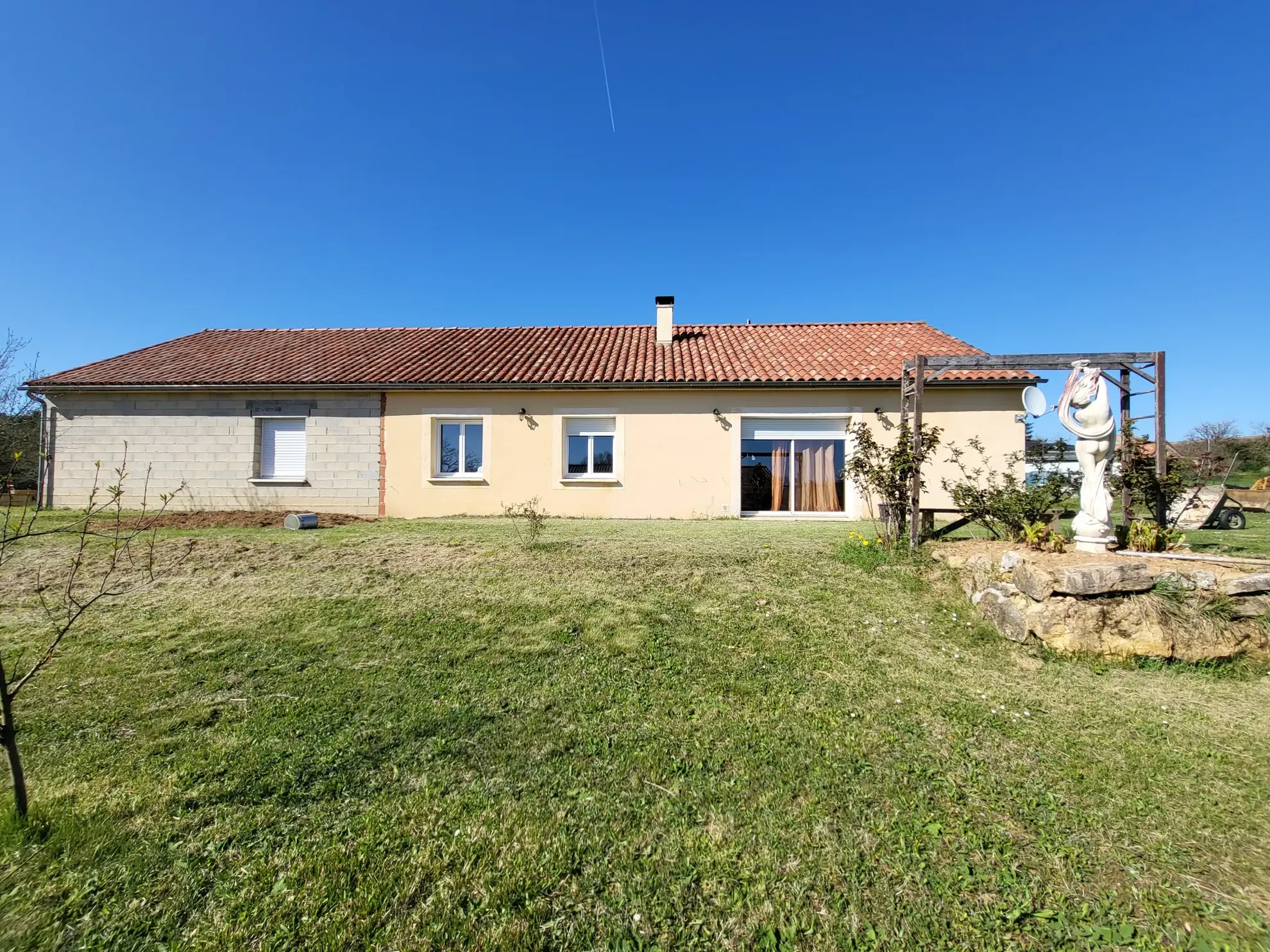 Charmante maison de plain-pied avec 3 chambres à Castelnaud-la-Chapelle 