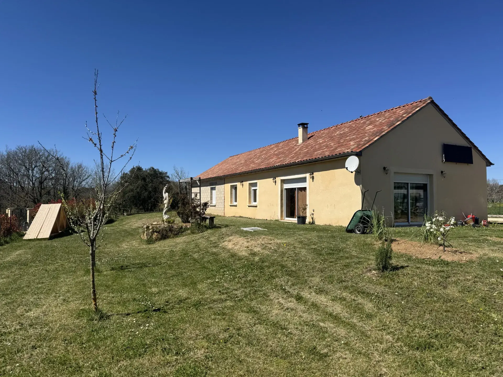 Charmante maison de plain-pied avec 3 chambres à Castelnaud-la-Chapelle 