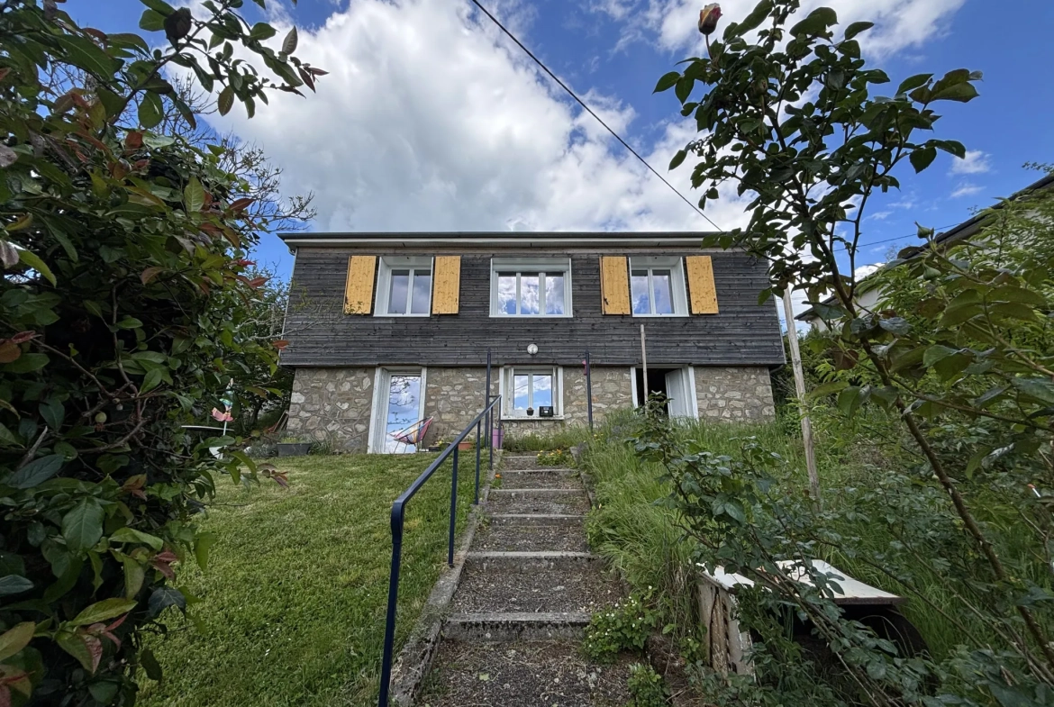 Maison de plain-pied à Tulle avec studio, jardin et potentiel de rénovation 