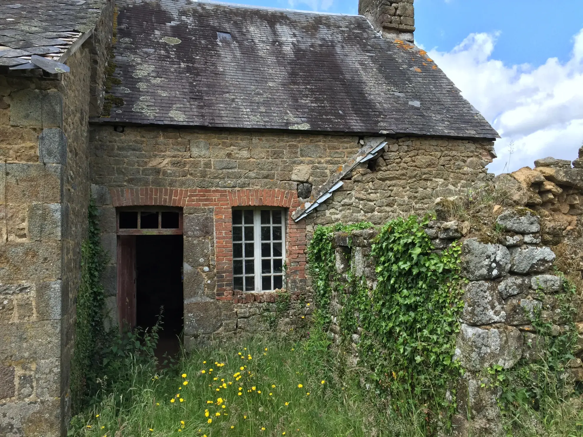 Maison en pierre à vendre à Sainte Marguerite de Carrouges – Terrain 655 m² 