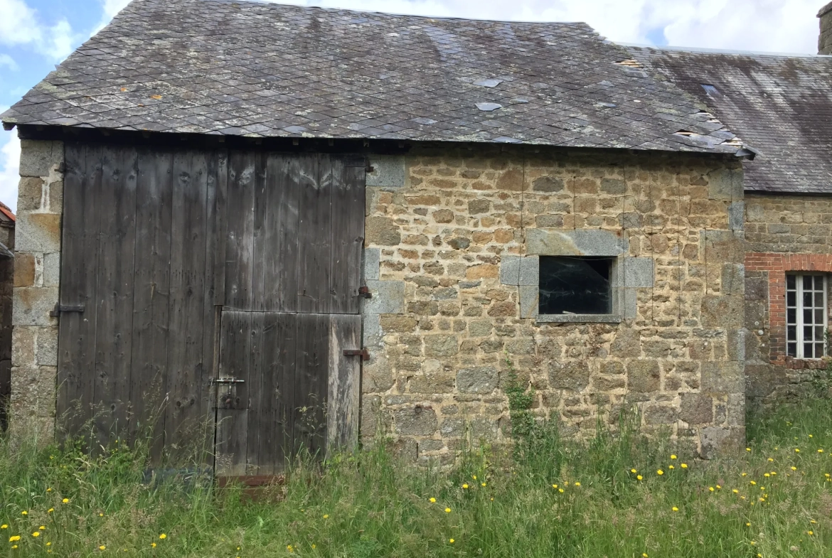 Maison en pierre à vendre à Sainte Marguerite de Carrouges – Terrain 655 m² 