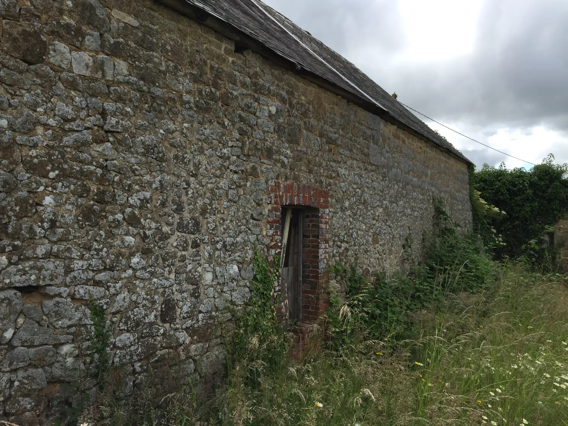 Maison en pierre à vendre à Sainte Marguerite de Carrouges – Terrain 655 m² 