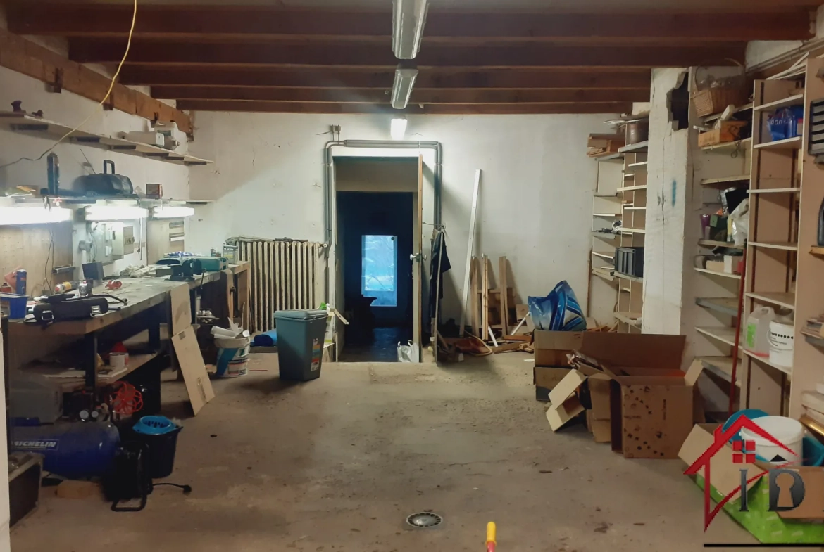 À vendre maison en pierre de 120 m² à Bussières Les Belmont avec garage et terrain 